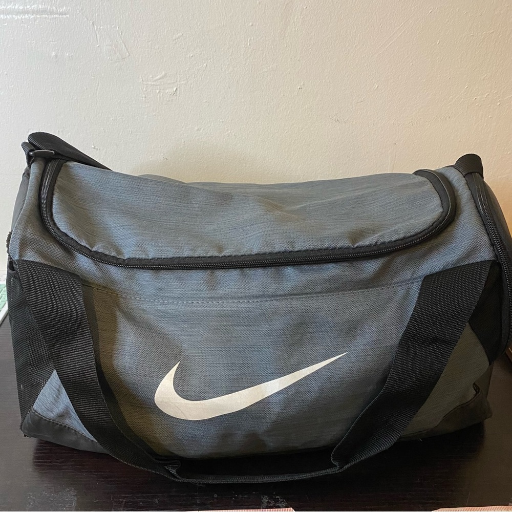 Nike travel/ gym bag/ gray large and free belt for gym‼️